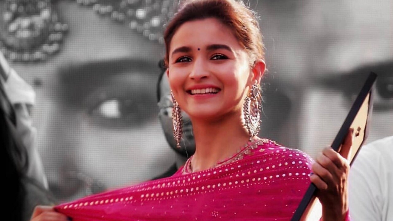 Alia Bhatt talks about working with Ranbir Kapoor, Varun Dhawan, Ranveer Singh in the same year Alia Bhatt talks about working with Ranbir Kapoor, Varun Dhawan, Ranveer Singh in the same year